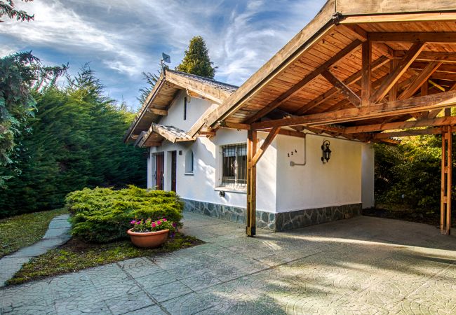 Casa en San Carlos de Bariloche - Casa Los Cerezos con estacionamiento Casa en San Carlos de Bariloche - Casa Los Cerezos con estacionamiento