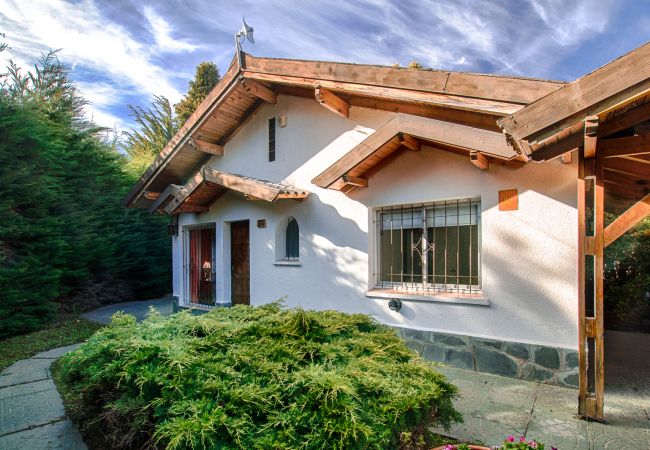 Casa en San Carlos de Bariloche - Casa Los Cerezos con estacionamiento Casa en San Carlos de Bariloche - Casa Los Cerezos con estacionamiento
