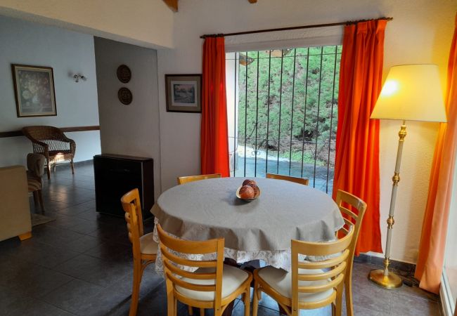 Casa en San Carlos de Bariloche - Casa Los Cerezos con estacionamiento Casa en San Carlos de Bariloche - Casa Los Cerezos con estacionamiento
