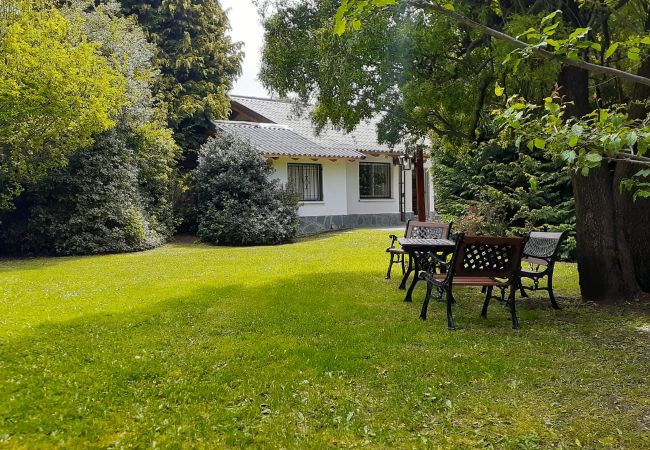 Casa en San Carlos de Bariloche - Casa Los Cerezos con estacionamiento Casa en San Carlos de Bariloche - Casa Los Cerezos con estacionamiento