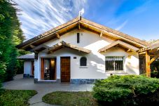 Casa en San Carlos de Bariloche - Casa Los Cerezos con estacionamiento