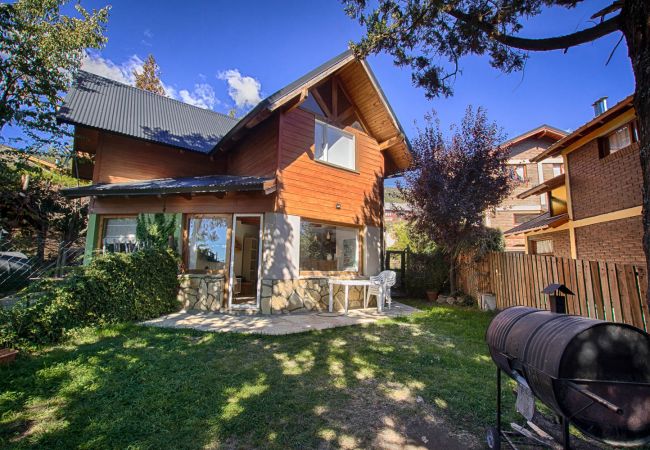 Casa en San Carlos de Bariloche - Dto. Sakura, perfecto para 4 con parrilla y Jardín