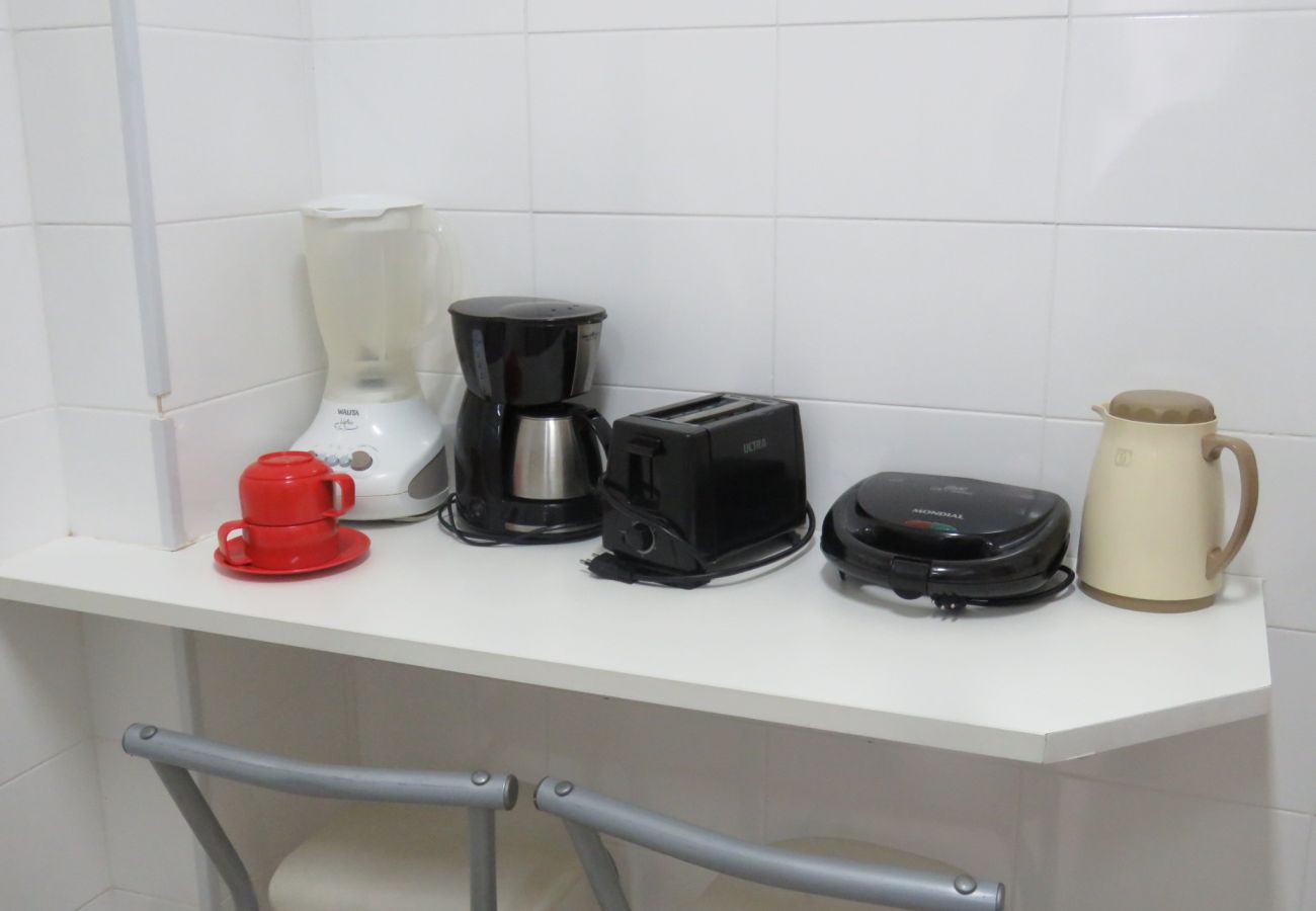 Cocina totalmente equipada con microondas, cafetera y refrigerador.