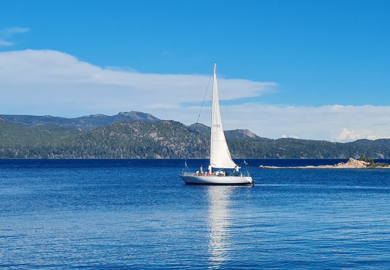 Apartamento en San Carlos de Bariloche - Dto Arrayan con vista al lago y estacionamiento