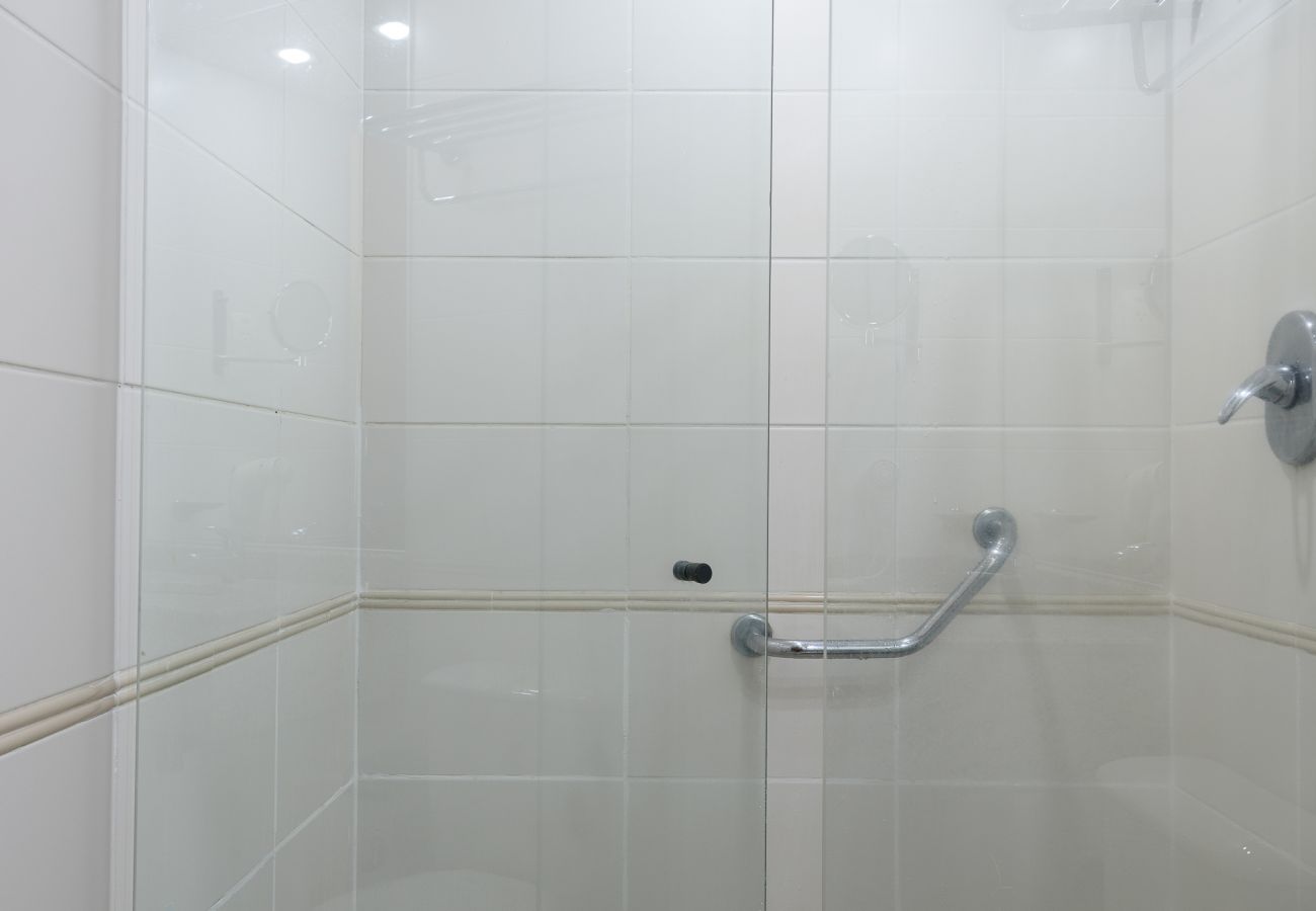 Cuarto de baño equipado con una ducha que funciona bien