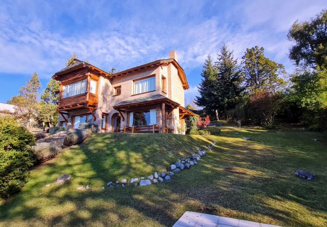 Casa en San Carlos de Bariloche - Casa con costa de lago y Piscina 