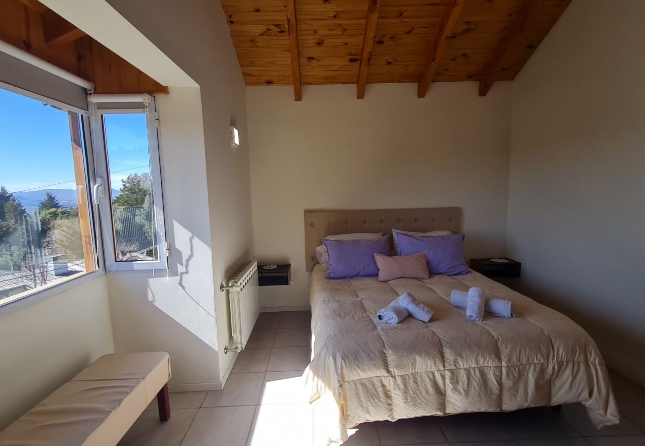 Casa en San Carlos de Bariloche - El Colibri con estacionamiento y Wifi