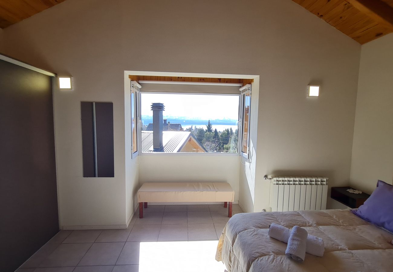 Casa en San Carlos de Bariloche - El Colibri con estacionamiento y Wifi