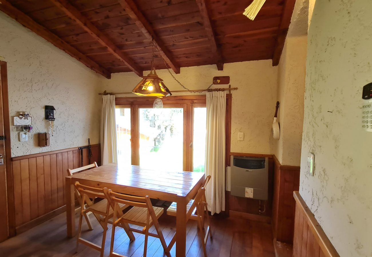 Casa en San Carlos de Bariloche - QUEMEY MAPU con parrilla y Vista al Lago