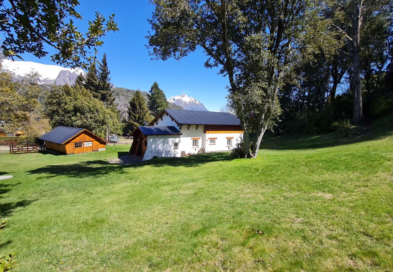 Casa en San Carlos de Bariloche - QUEMEY MAPU con parrilla y Vista al Lago
