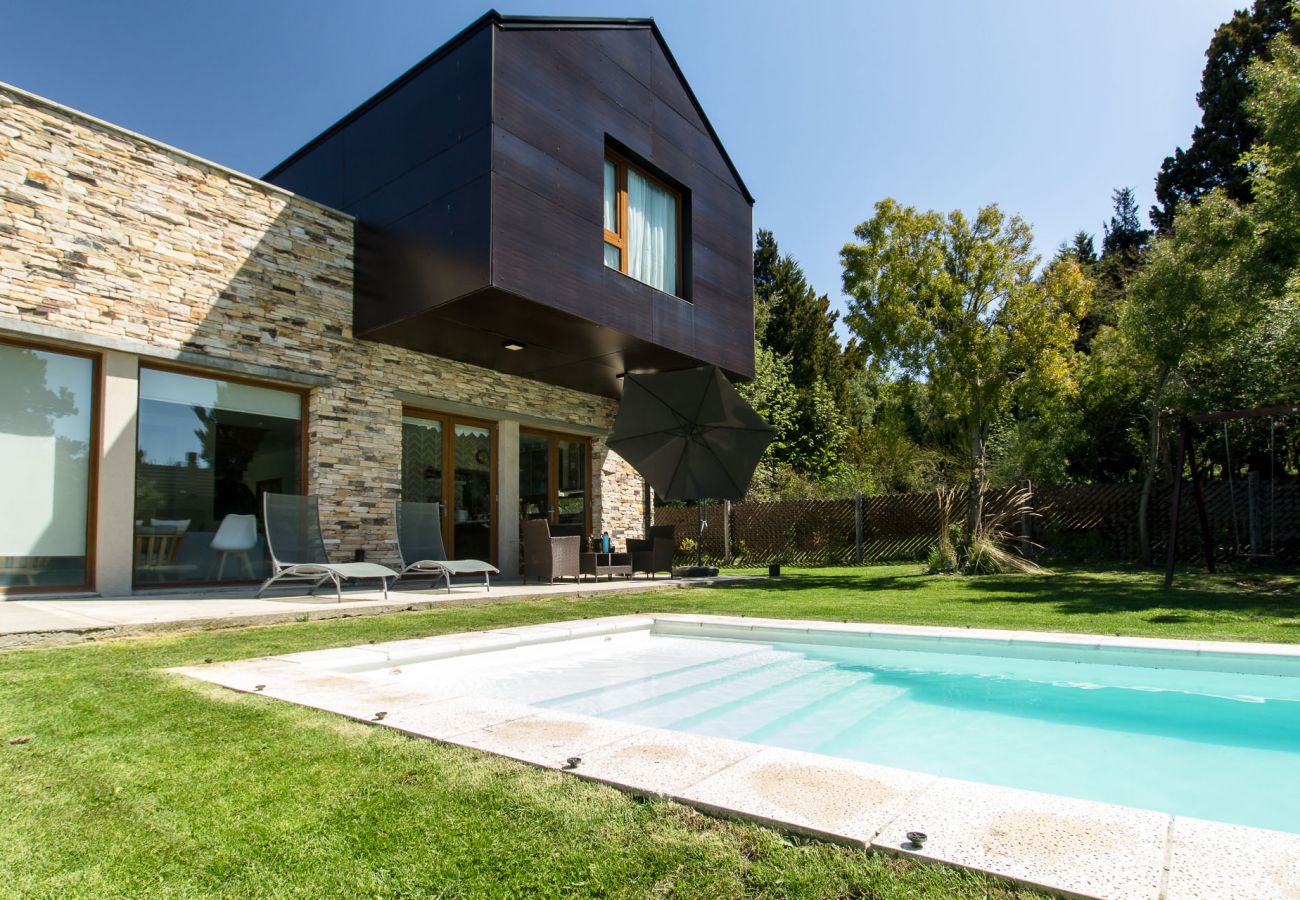 Casa en San Carlos de Bariloche - Hogar familiar con parrilla y piscina - TARIFAS EN