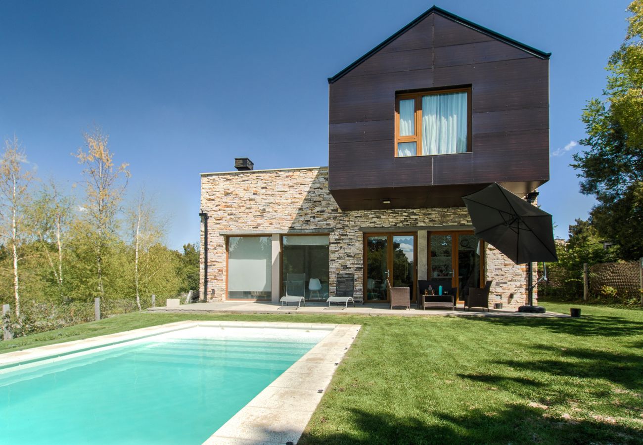 Casa en San Carlos de Bariloche - Hogar familiar con parrilla y piscina - TARIFAS EN
