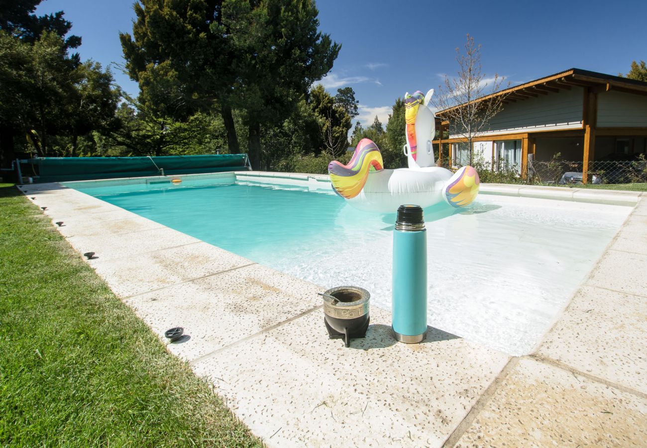 Casa en San Carlos de Bariloche - Hogar familiar con parrilla y piscina - TARIFAS EN
