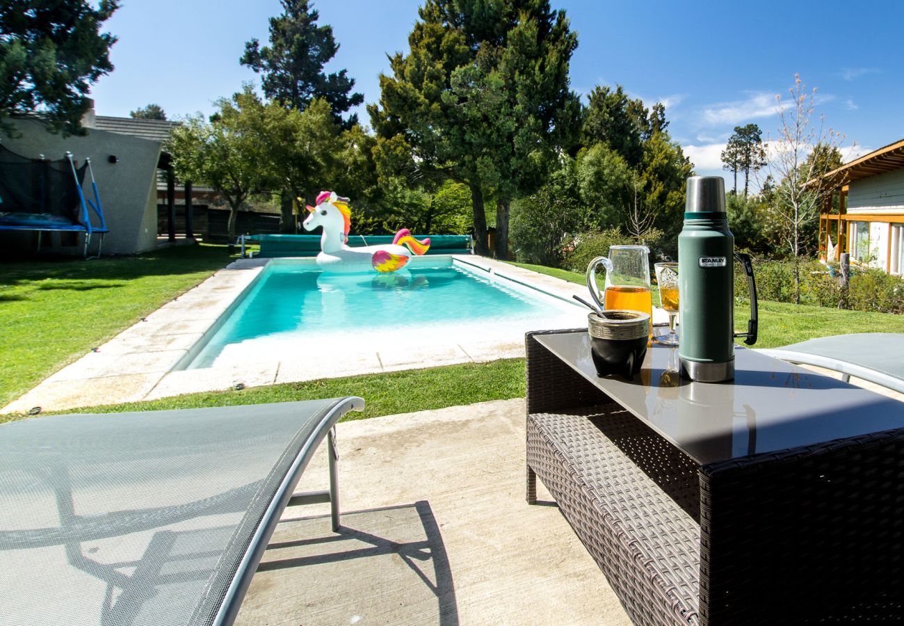 Casa en San Carlos de Bariloche - Hogar familiar con parrilla y piscina - TARIFAS EN