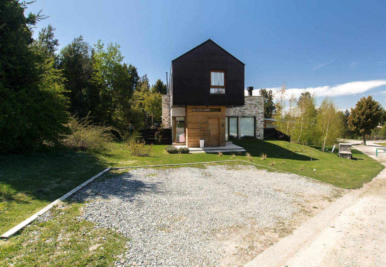 Casa en San Carlos de Bariloche - Hogar familiar con parrilla y piscina - TARIFAS EN