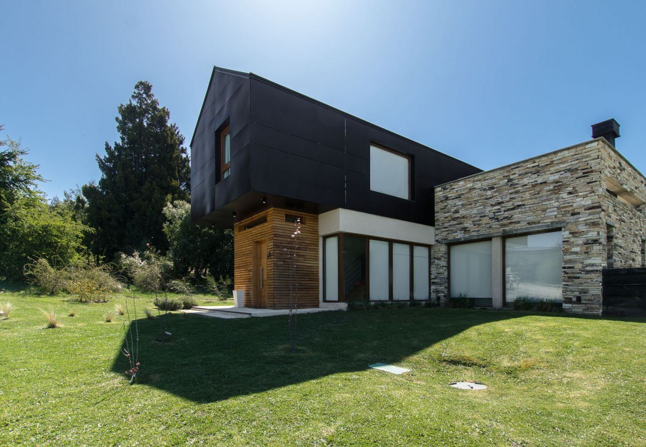 Casa en San Carlos de Bariloche - Hogar familiar con parrilla y piscina - TARIFAS EN