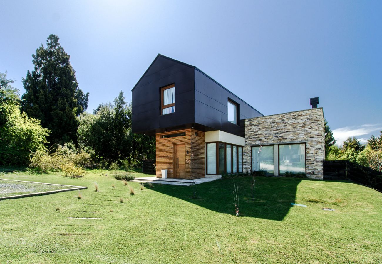 Casa en San Carlos de Bariloche - Hogar familiar con parrilla y piscina - TARIFAS EN