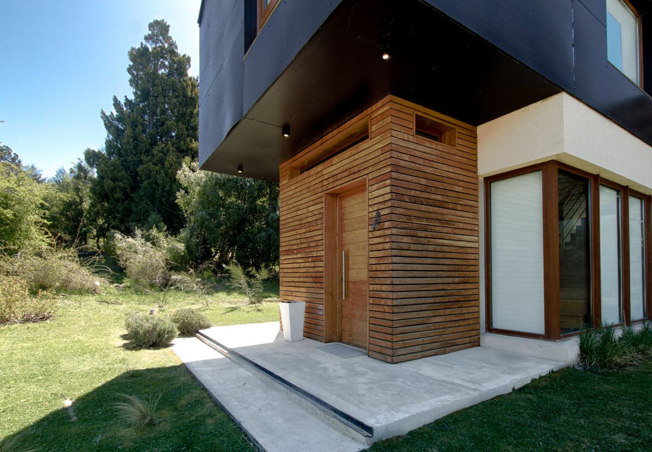 Casa en San Carlos de Bariloche - Hogar familiar con parrilla y piscina - TARIFAS EN