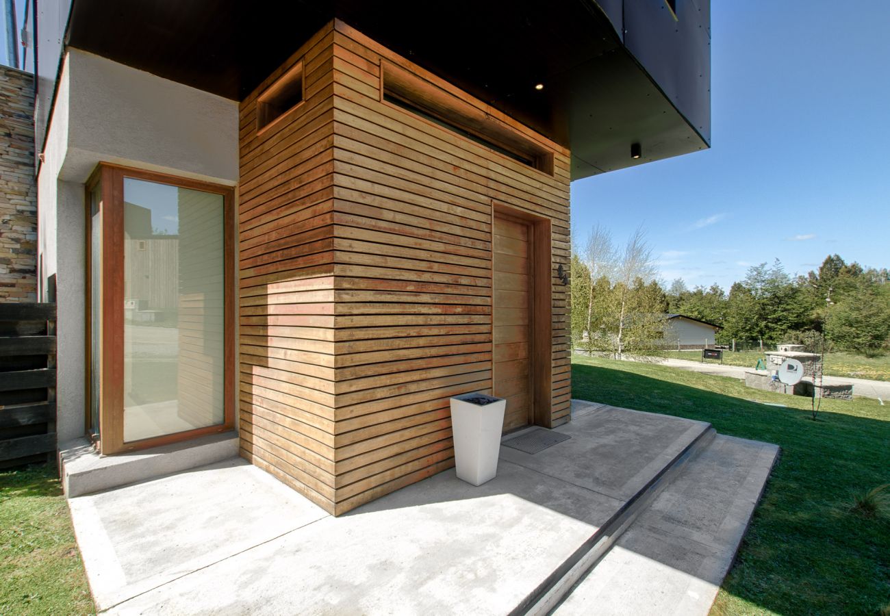 Casa en San Carlos de Bariloche - Hogar familiar con parrilla y piscina - TARIFAS EN