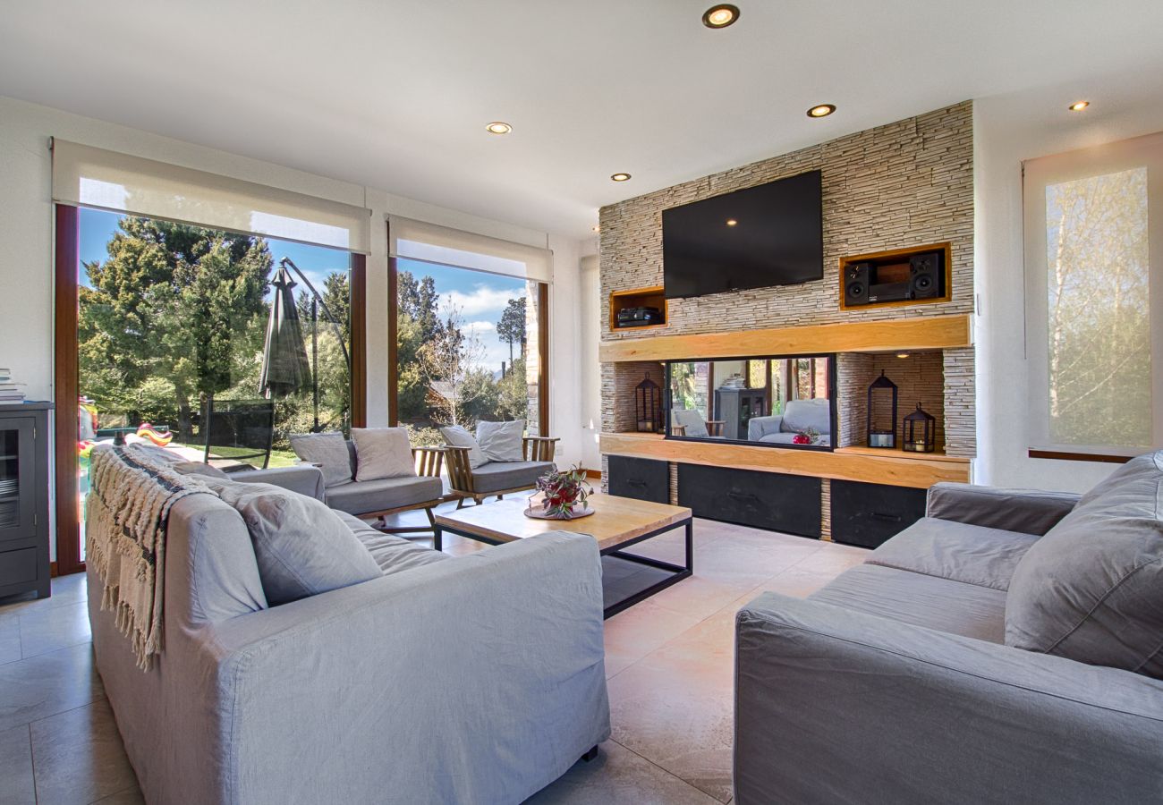 Casa en San Carlos de Bariloche - Hogar familiar con parrilla y piscina - TARIFAS EN