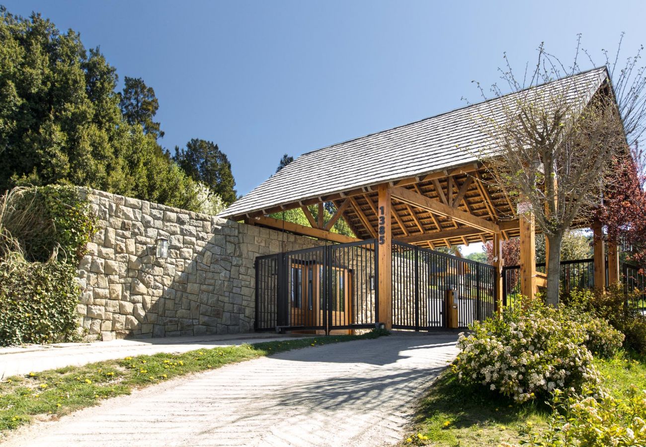 Casa en San Carlos de Bariloche - Hogar familiar con parrilla y piscina - TARIFAS EN