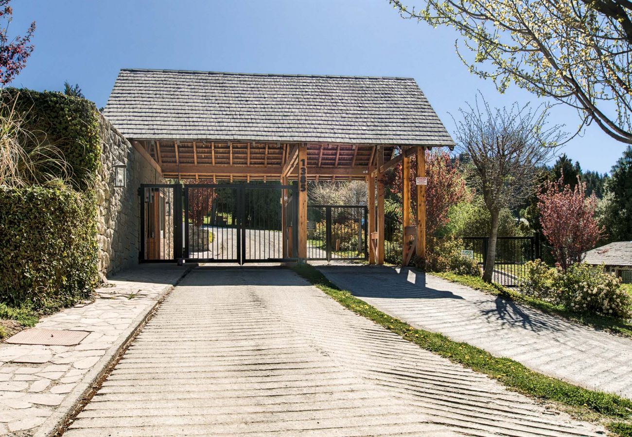 Casa en San Carlos de Bariloche - Hogar familiar con parrilla y piscina - TARIFAS EN