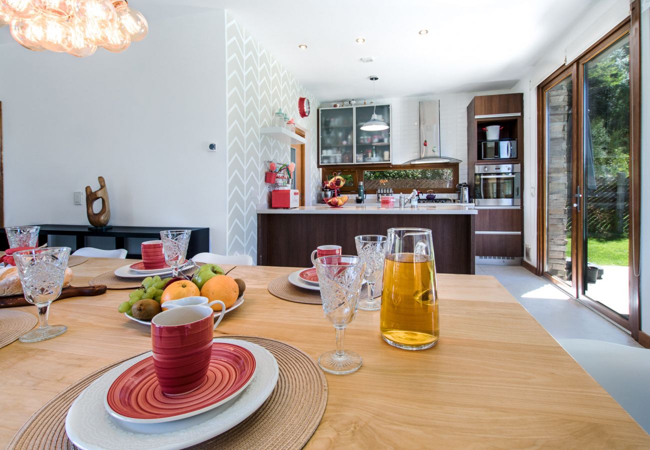 Casa en San Carlos de Bariloche - Hogar familiar con parrilla y piscina - TARIFAS EN