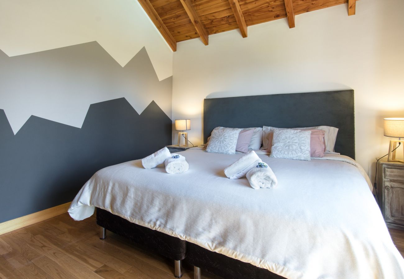 Casa en San Carlos de Bariloche - Hogar familiar con parrilla y piscina - TARIFAS EN