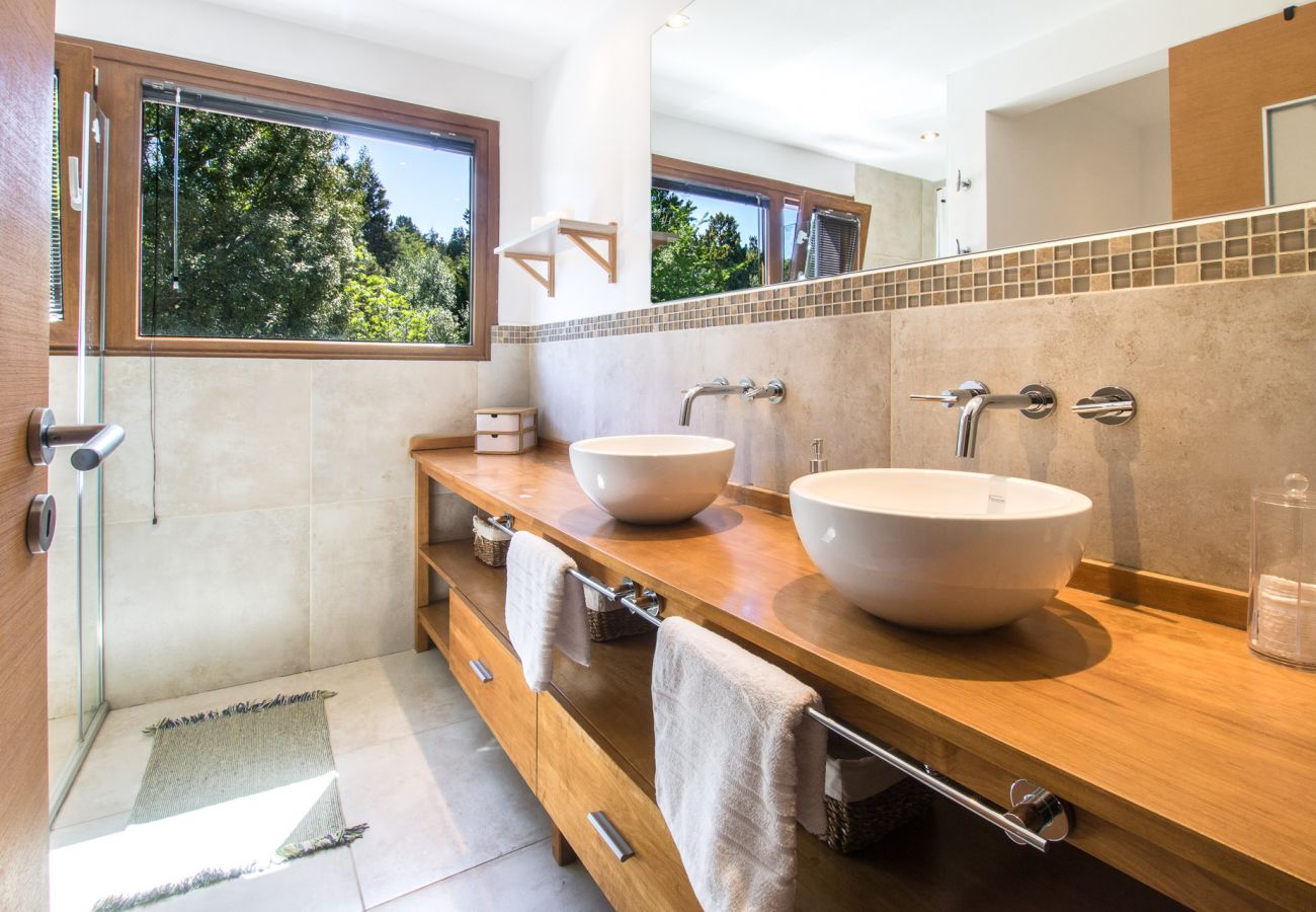 Casa en San Carlos de Bariloche - Hogar familiar con parrilla y piscina - TARIFAS EN