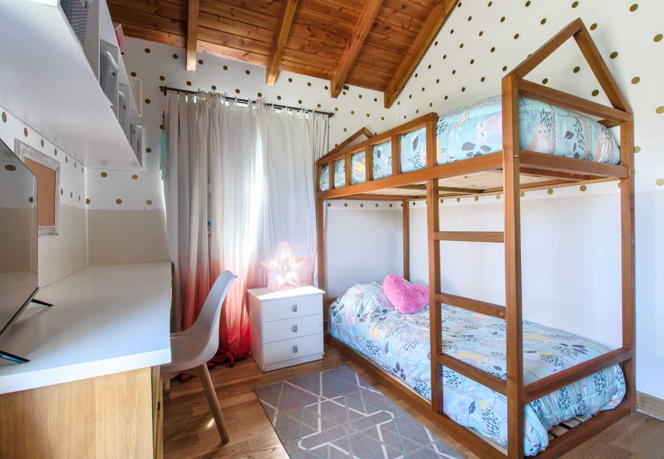 Casa en San Carlos de Bariloche - Hogar familiar con parrilla y piscina - TARIFAS EN
