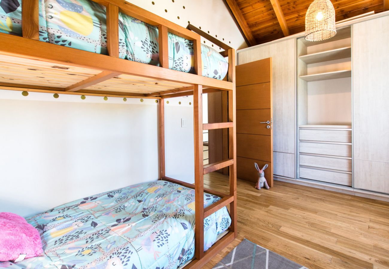 Casa en San Carlos de Bariloche - Hogar familiar con parrilla y piscina - TARIFAS EN
