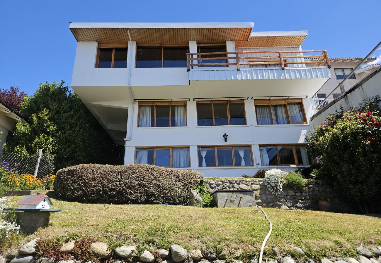 Casa en San Carlos de Bariloche - Naguia con espectacular vista al lago y parrilla