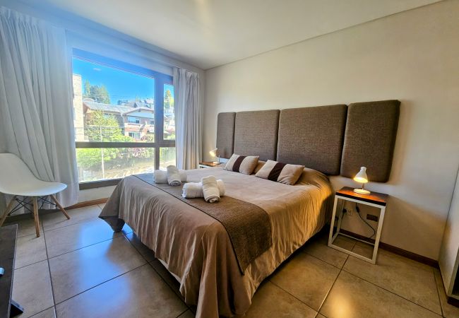 Apartamento en San Carlos de Bariloche - Ruca departamento con estacionamiento.